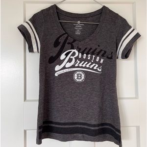Super cute Women’s Boston Bruins V-neck tee with white stripes, size Medium